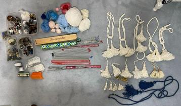 handwerk artikelen oa breinaalden, knopen en gordijnkwasten beschikbaar voor biedingen