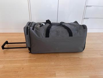 Nieuwe canvas reistas met uitschuifbare handgreep en wielen beschikbaar voor biedingen