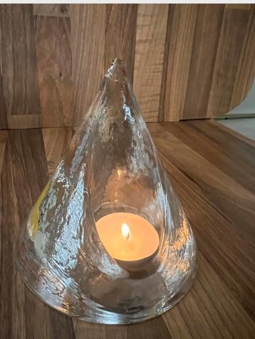 Waxinelichthouder handgemaakt van glas, 1 kg 13,5 cm hoog beschikbaar voor biedingen