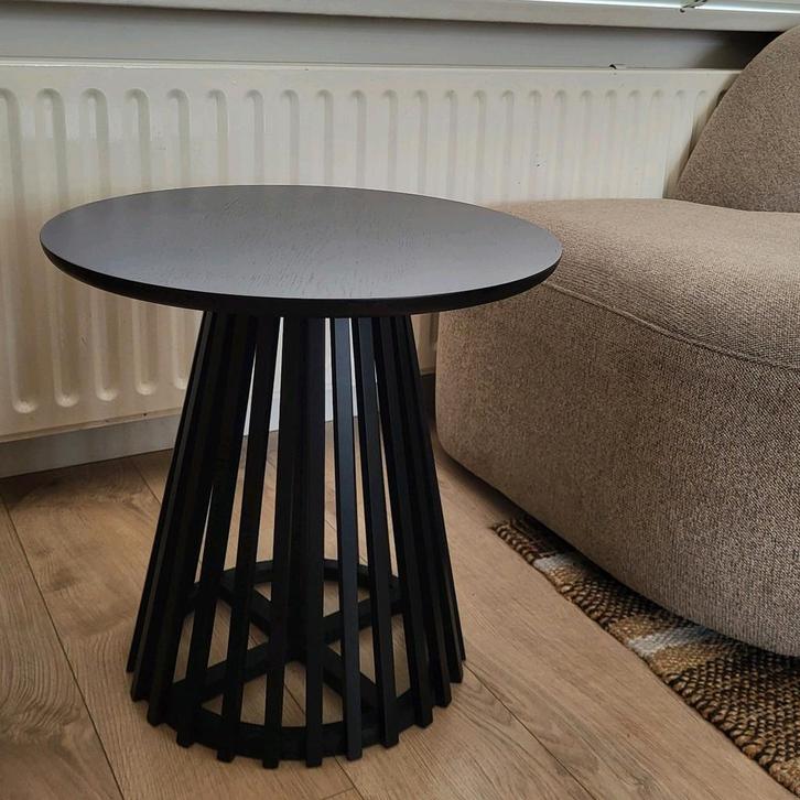 Vtwonen Slats bijzettafel zwart hout ¤50cm NIEUW!, Huis en Inrichting, Tafels | Bijzettafels, Nieuw, Rond, 45 tot 60 cm, Minder dan 55 cm