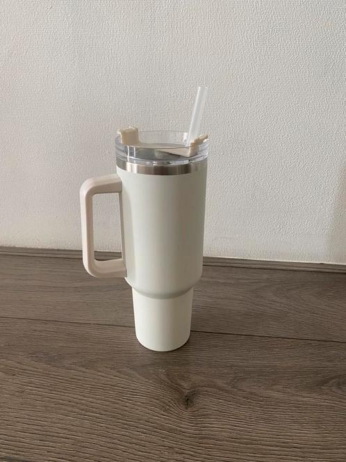 Grote beige/witte drinkbeker met rietje - nieuw, Sport en Fitness, Bidons, Ophalen of Verzenden