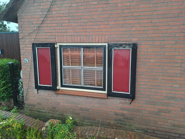 compleet raam en kozijn plus luiken, Doe-het-zelf en Verbouw, Kozijnen en Schuifpuien, Gebruikt, Raamkozijn, Hout, 75 tot 150 cm