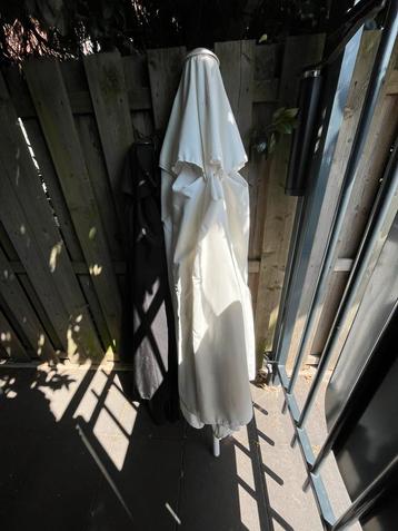 Twee keer parasol en voet beschikbaar voor biedingen