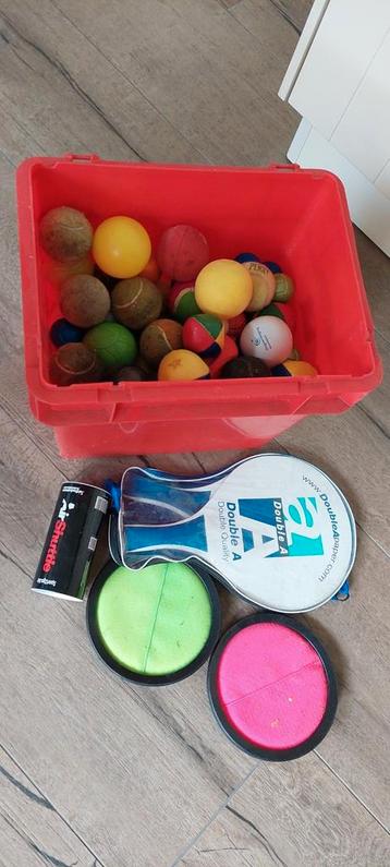 Plastic box vol ballen en accessoires beschikbaar voor biedingen