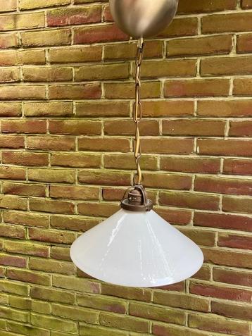 3 Witte glazen lampenkapjes jaren '60 diameter 26 cm beschikbaar voor biedingen