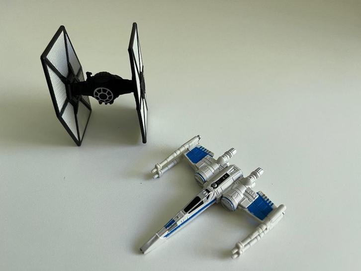 2 Hot Wheels Star Wars modelletjes (X-wing & Tie Fighter), Verzamelen, Star Wars, Gebruikt, Actiefiguurtje, Ophalen of Verzenden