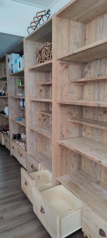 Steigerhouten kasten beschikbaar voor biedingen