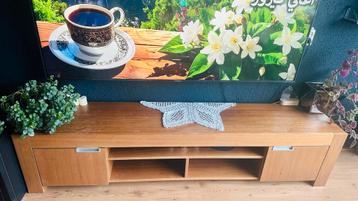 Mooie houten tv-tafel beschikbaar voor biedingen