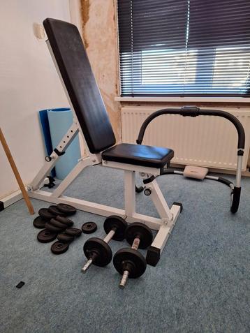 Verstelbaar fitness bank met gewichten en buikspier beugel beschikbaar voor biedingen