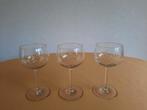 Drie brocante wijnglazen van bewerkt glas, Verzenden, Zo goed als nieuw, Overige typen