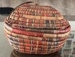 Gewoven vintage afrikaanse mand met deksel, Huis en Inrichting, Woonaccessoires | Schalen en Manden, Gebruikt, Mand, Ophalen of Verzenden