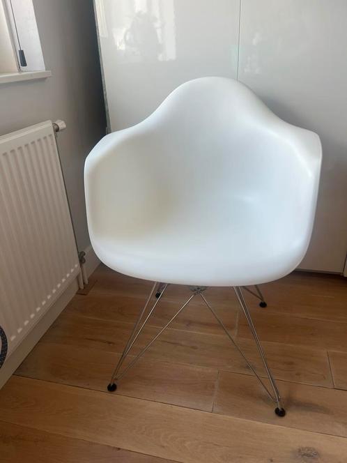 VITRA eames dar verchroomd onderstel, Huis en Inrichting, Stoelen, Zo goed als nieuw, Eén, Wit, Ophalen