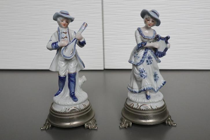 2 beelden delfts blauw look met goud man luit vrouw harp, Verzamelen, Beelden en Beeldjes, Gebruikt, Mens, Ophalen of Verzenden
