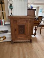 Antiek houten kabinet met gesneden paneel, Ophalen