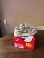 Nike Dunk Low ESS Trend Beige/Gold – maat 36, Verzenden, Beige, Nike, Sneakers of Gympen