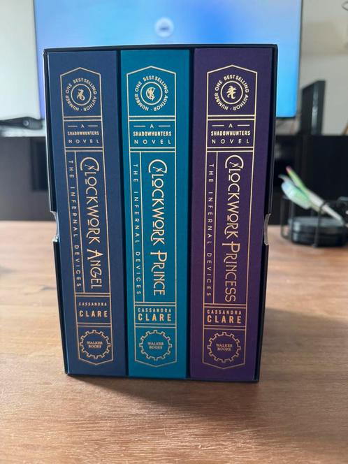 The Infernal devices - Illumicrate edition, Boeken, Fantasy, Zo goed als nieuw, Ophalen of Verzenden