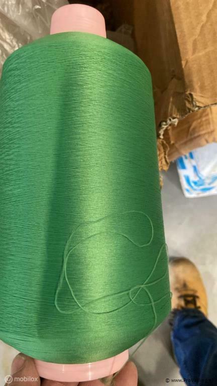 Online Veiling: 1 doos groene garen grote klossen circa 1..., Hobby en Vrije tijd, Naaien en Fournituren, Nieuw