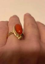 Gouden vintage ring met bloedkoraal 14krt, Sieraden, Tassen en Uiterlijk, Ringen, 18 tot 19, Gebruikt, Ophalen of Verzenden, Dame