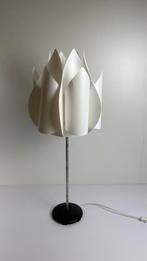 Ikea design kunststof witte tulp lamp Knappa Tulpan metaal, Huis en Inrichting, Lampen | Tafellampen, Ophalen, Kunststof, 50 tot 75 cm