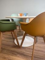 Moderne ronde eettafel + 4 designstoelen , nieuwprijs €410, Kunststof, 100 tot 150 cm, Rond, Ophalen of Verzenden