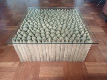 Supermooie, unieke salontafel van houten potloodpoten  beschikbaar voor biedingen