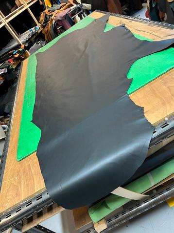 Zwarte kleur halve huid 1.1 mm dikte soepel en glad A-49 beschikbaar voor biedingen