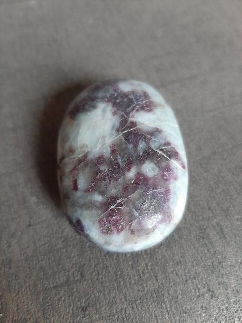 Roze toermalijn in kwarts palmsteen handsteen knuffelsteen, Verzamelen, Mineralen en Fossielen, Mineraal, Ophalen of Verzenden