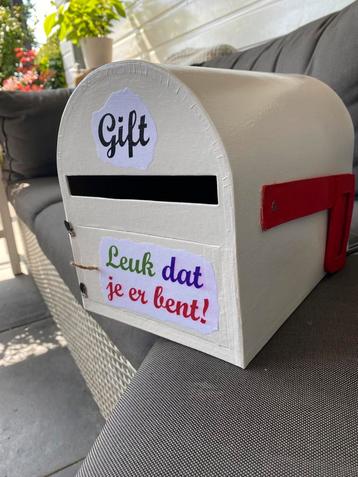 Giftenbox voor bruiloft of jubileumfeest beschikbaar voor biedingen