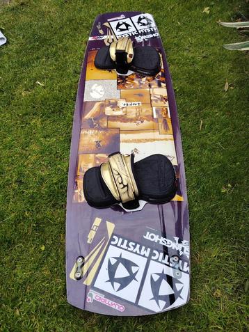 Kiteboard AXIS Tranq 141cm compleet met voetbanden en vinnen beschikbaar voor biedingen