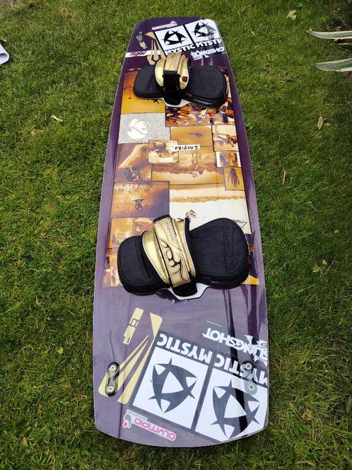 Kiteboard AXIS Tranq 141cm compleet met voetbanden en vinnen, Watersport en Boten, Kitesurfen, Gebruikt, Kiteboard, Twintip, Ophalen