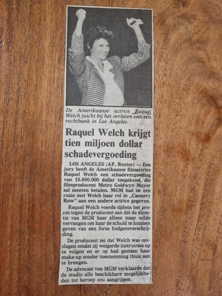 Actrice Raquel Welch wint proces tegen MGM (krant 1986), Verzamelen, Tijdschriften, Kranten en Knipsels, Knipsel(s), 1980 tot heden