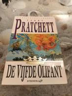 Terry Pratchett - De vijfde olifant - Discworld, Gelezen, Ophalen of Verzenden, Terry Pratchett