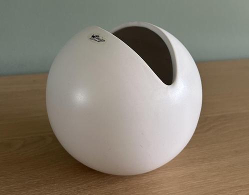 Vintage ronde witte vaas van WP Design, Huis en Inrichting, Woonaccessoires | Vazen, Gebruikt, Wit, Minder dan 50 cm, Aardewerk of Porselein
