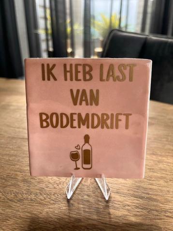 Tegel ik heb last van bodemdrift beschikbaar voor biedingen