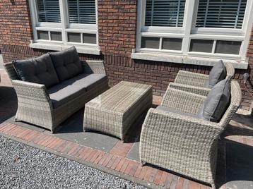 Loungeset met tafel, bankje en twee stoelen beschikbaar voor biedingen