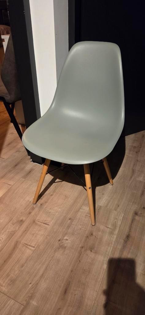2x Mosgroene Eames Stoel, Huis en Inrichting, Stoelen, Gebruikt, Twee, Hout, Kunststof, Overige kleuren, Ophalen