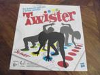 In perfecte staat Twister met 2 extra moves, Hasbro, Ophalen of Verzenden, Een of twee spelers, Zo goed als nieuw