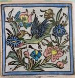 Oude tegel met vogel en bloemen, Antiek en Kunst, Antiek | Wandborden en Tegels, Ophalen