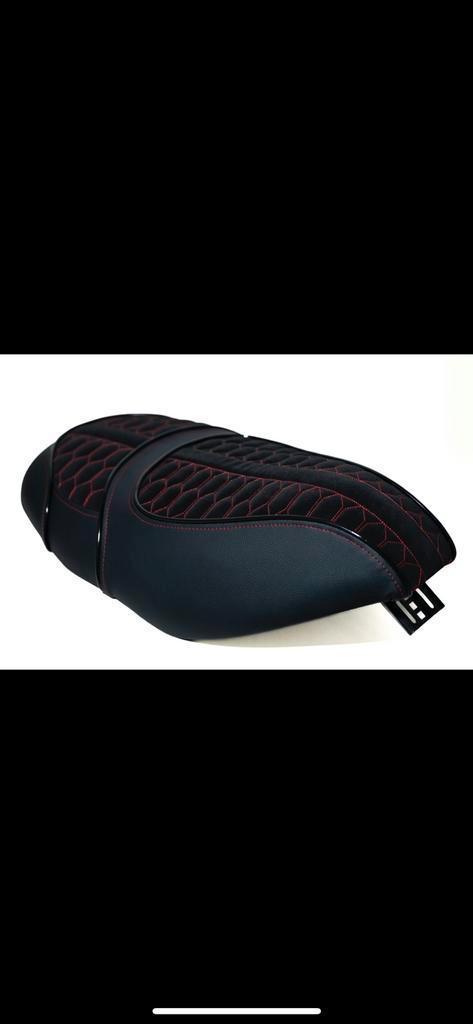 Zip duo rs rood suede (nieuw!), Fietsen en Brommers, Brommeronderdelen | Scooters, Nieuw, Piaggio, Zadel, Ophalen of Verzenden