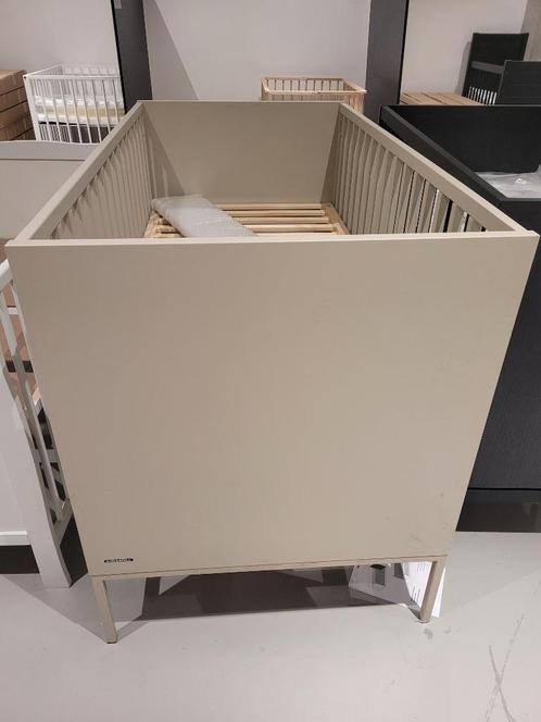 Kidsmill Amy Babybed Oatmeal 70 x 140 cm, Kinderen en Baby's, Babywiegjes en Ledikanten, Zo goed als nieuw, Ledikant, Ophalen