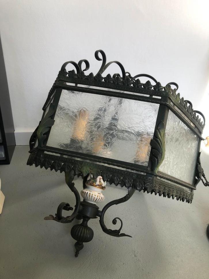 Antieke Hanglamp met Porseleinen Details en Bewerkt Glas, Antiek en Kunst, Antiek | Lampen, Ophalen