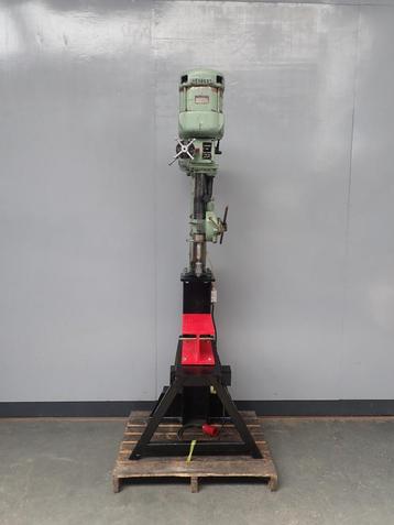 Herbert Kolomboormachine met automatische voeding. beschikbaar voor biedingen
