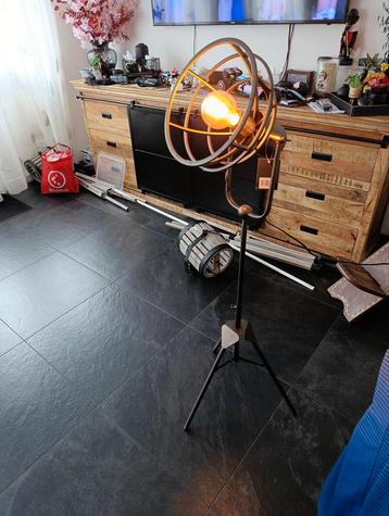 Staande bronze lamp beschikbaar voor biedingen