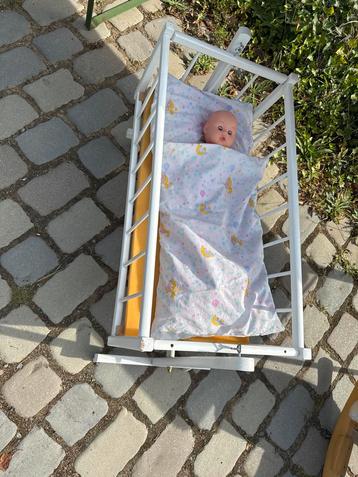 Poppenbedje met Accessoires beschikbaar voor biedingen