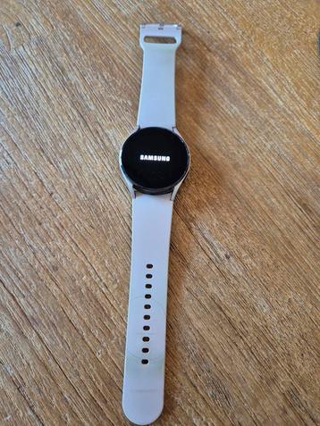 Samsung Galaxy Watch 4 (40mm) Roze beschikbaar voor biedingen