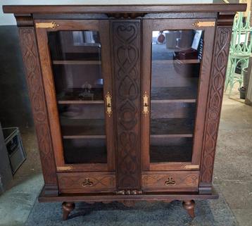 Antieke kast met 3 leggers beschikbaar voor biedingen