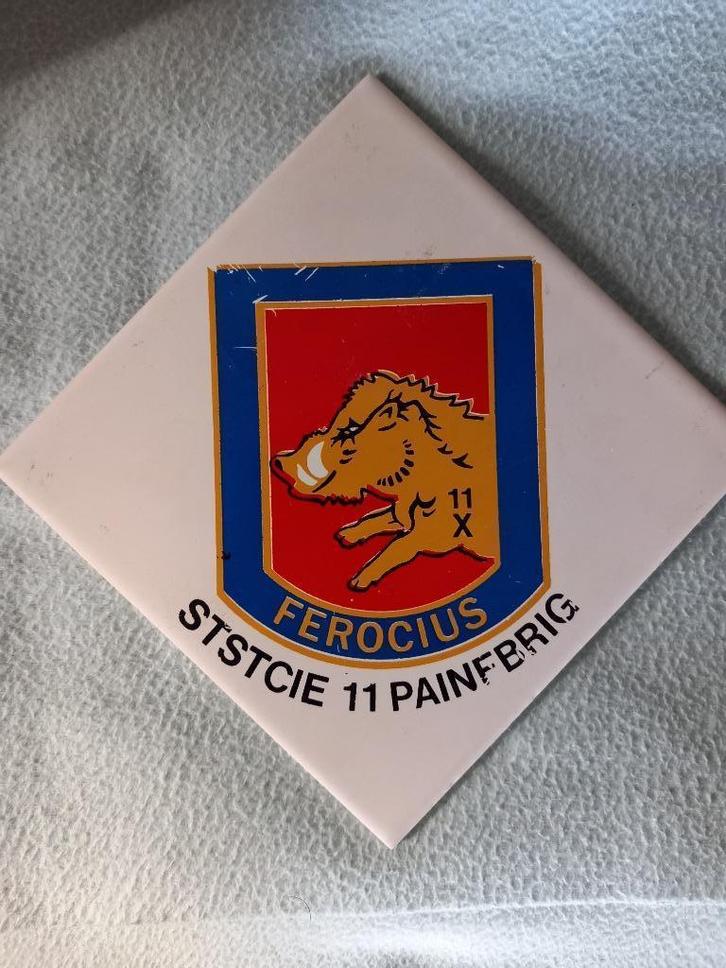 Militaire tegels 13 herstelcompagnie 11 Pantserinfanterie ea, Verzamelen, Militaria | Algemeen, Landmacht, Overige typen, Nederland