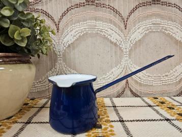 Emaille donkerblauw melkkannetje met steel beschikbaar voor biedingen