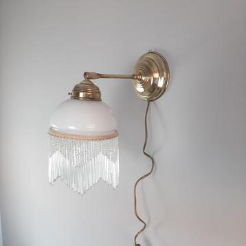 Vintage, witte wandlamp met kralenfranje | Glazen wandlamp beschikbaar voor biedingen