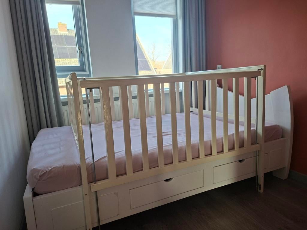 Mooi peuterbed / ledikant, Kinderen en Baby's, Kinderkamer | Bedden, Lattenbodem, 70 tot 85 cm, Zo goed als nieuw, 140 tot 160 cm